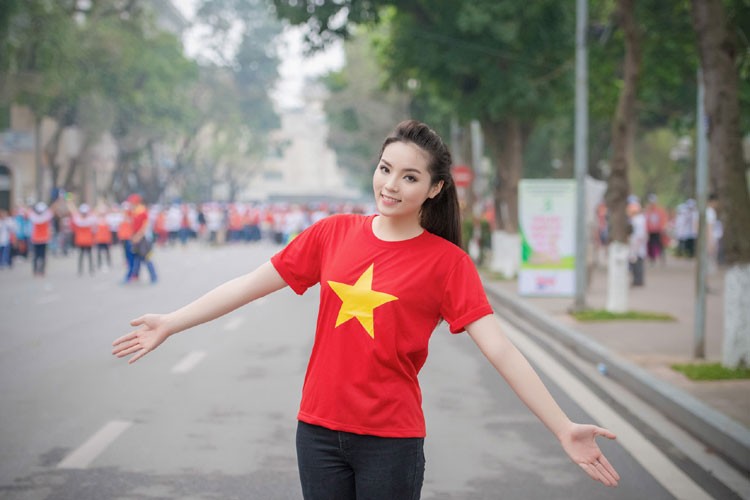 Sáng 22/3,  Hoa hậu Nguyễn Cao Kỳ Duyên xuất hiện rạng rỡ trong chương trình "Ngày chạy Olympic vì sức khỏe toàn dân", diễn ra tại Hà Nội.